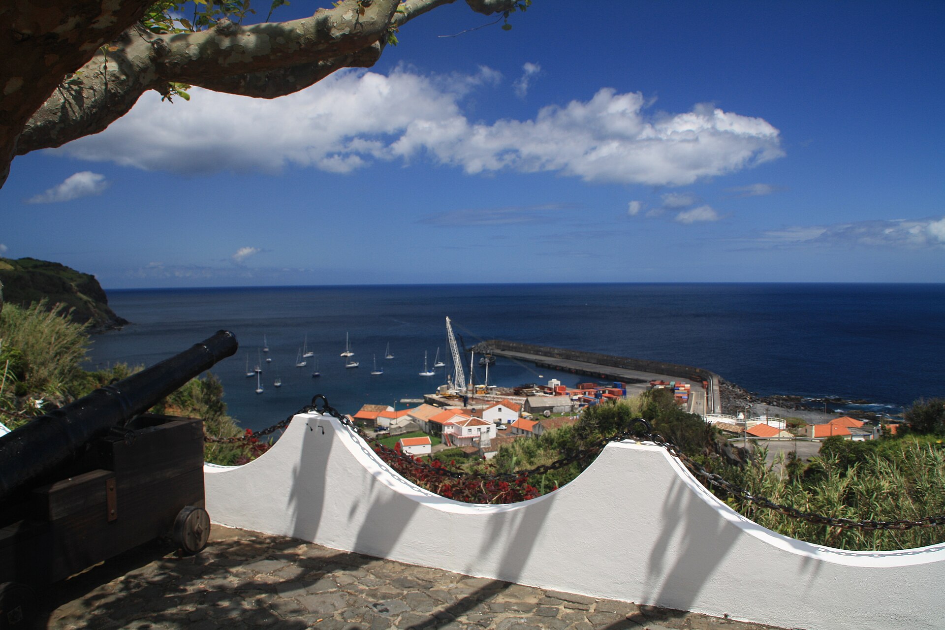 Imagem de referência relacionada a Lajes das Flores, item descrito como freguesia do Município de Lajes das Flores, Açores, Portugal