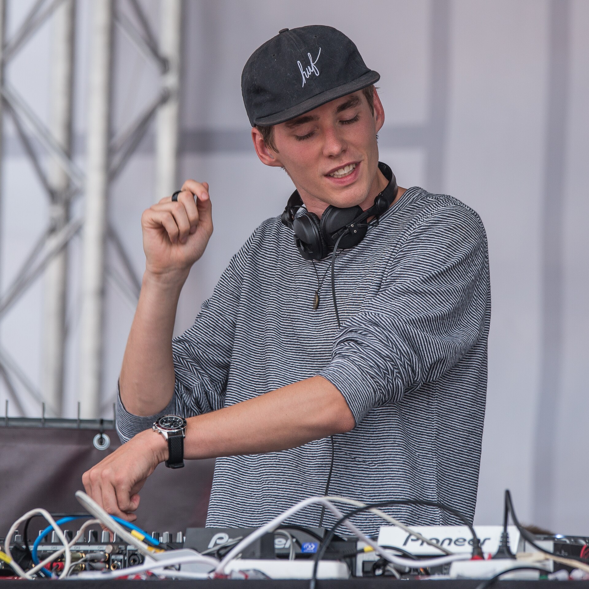 Imagem de referência de Lost Frequencies, descrito nos dados abertos como dJ e produtor musical belga