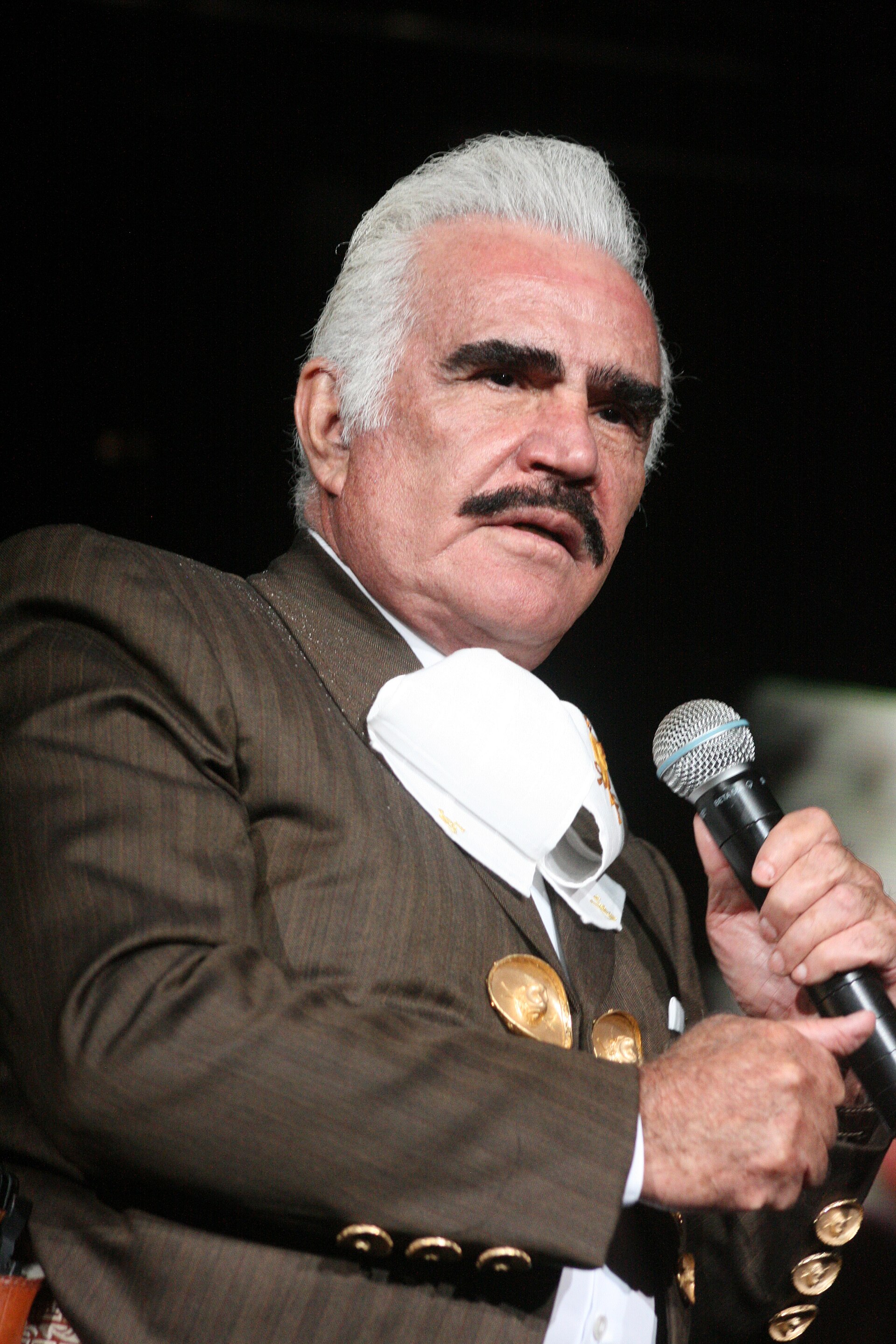 Imagem de referência relacionada a Vicente Fernández, item descrito como cantor mexicano