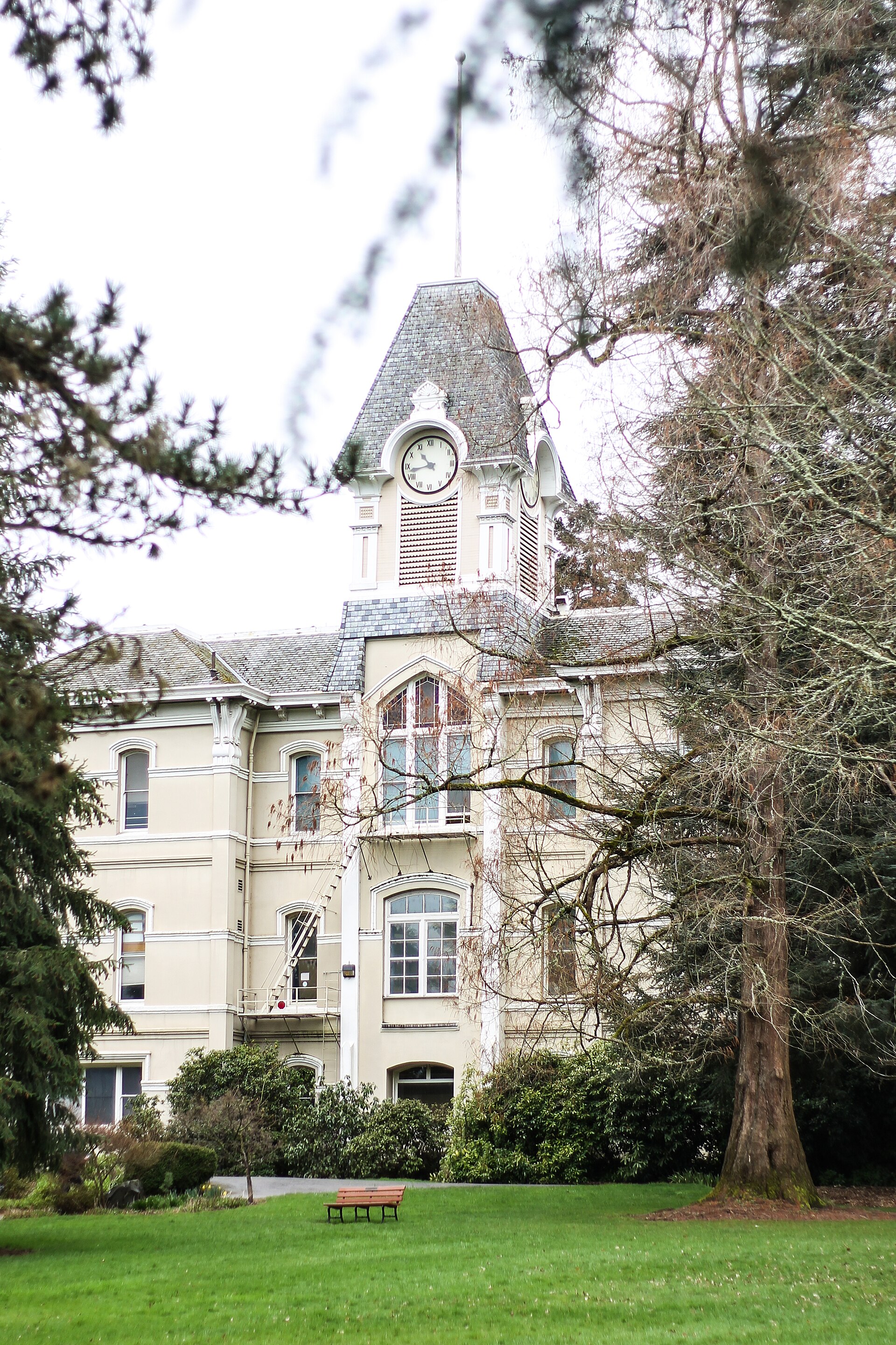 Imagem de referência de Salão Comunidade, descrito nos dados abertos como edifício mais antigo do campus principal da Universidade Estatal do Oregon, em Corvallis, Oregon