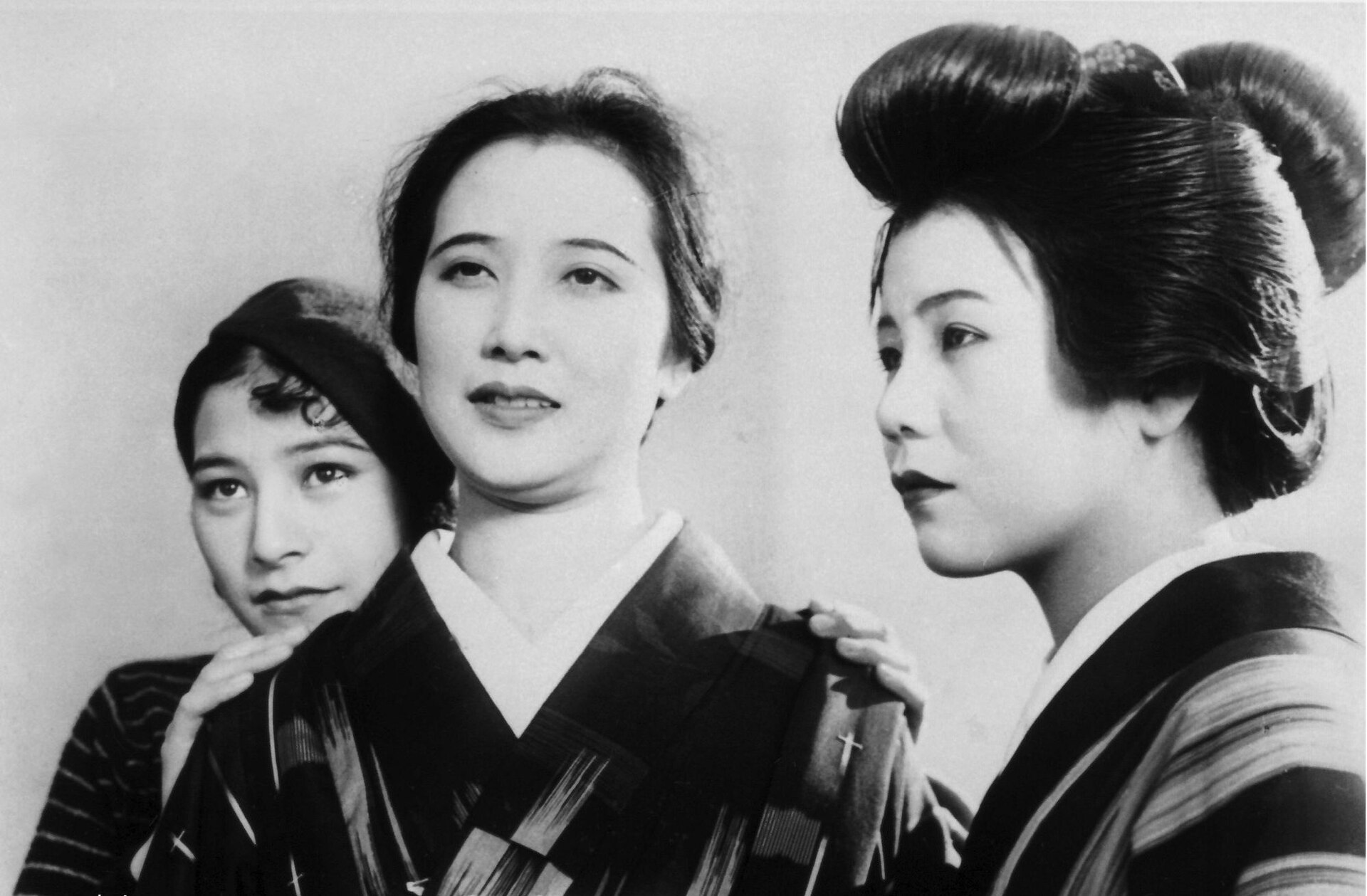 Imagem de referência de Otome-gokoro sannin shimai, descrito nos dados abertos como filme de 1935 dirigido por Mikio Naruse