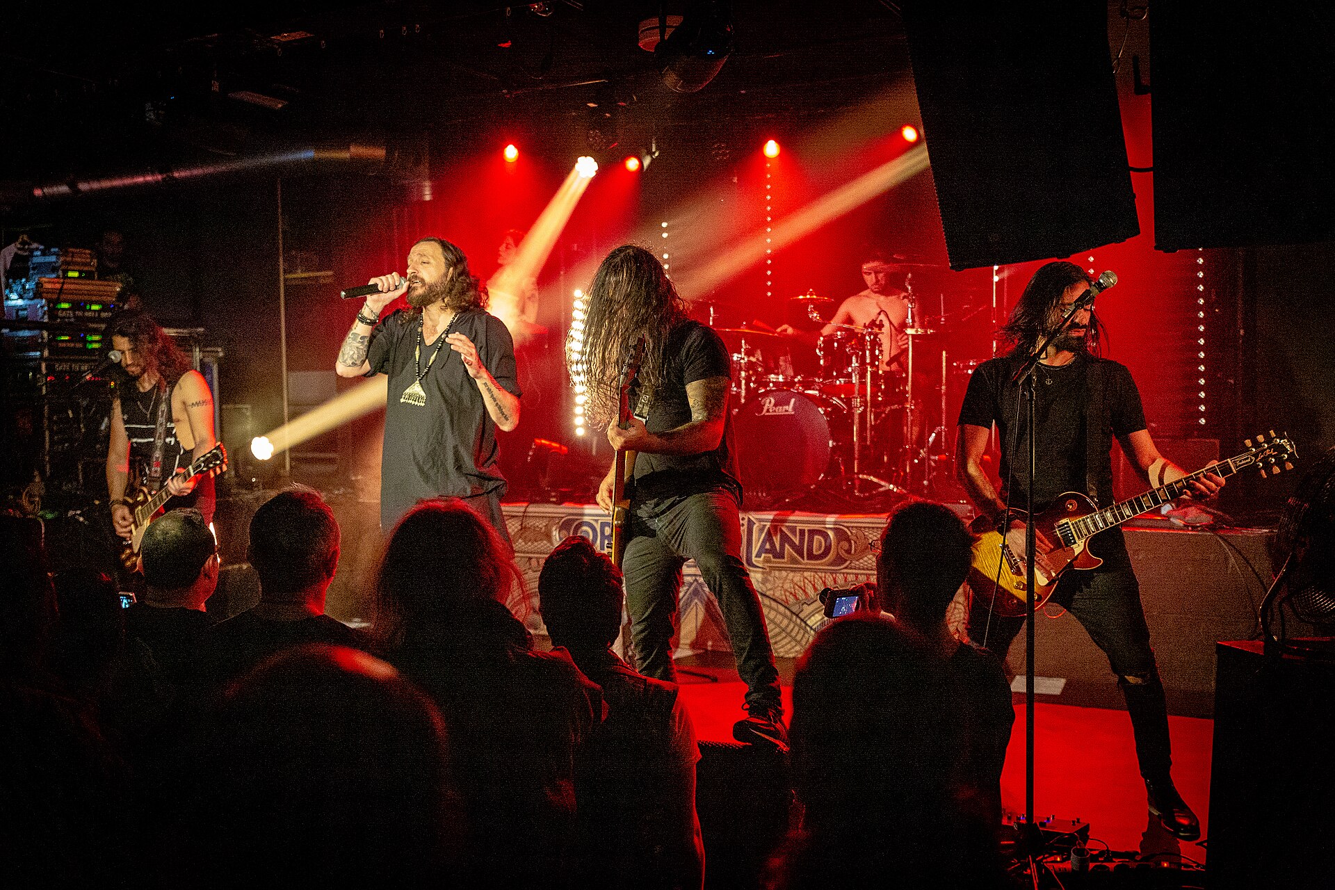 Imagem de referência de Orphaned Land, descrito nos dados abertos como banda de metal israelense