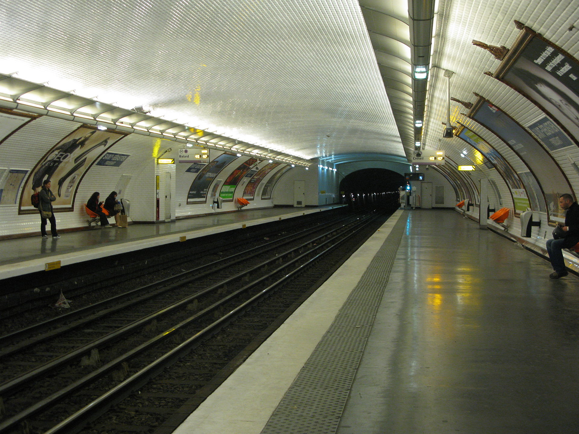 Imagem de referência de Saint-Sébastien - Froissart, descrito nos dados abertos como estação do Metropolitano de Paris