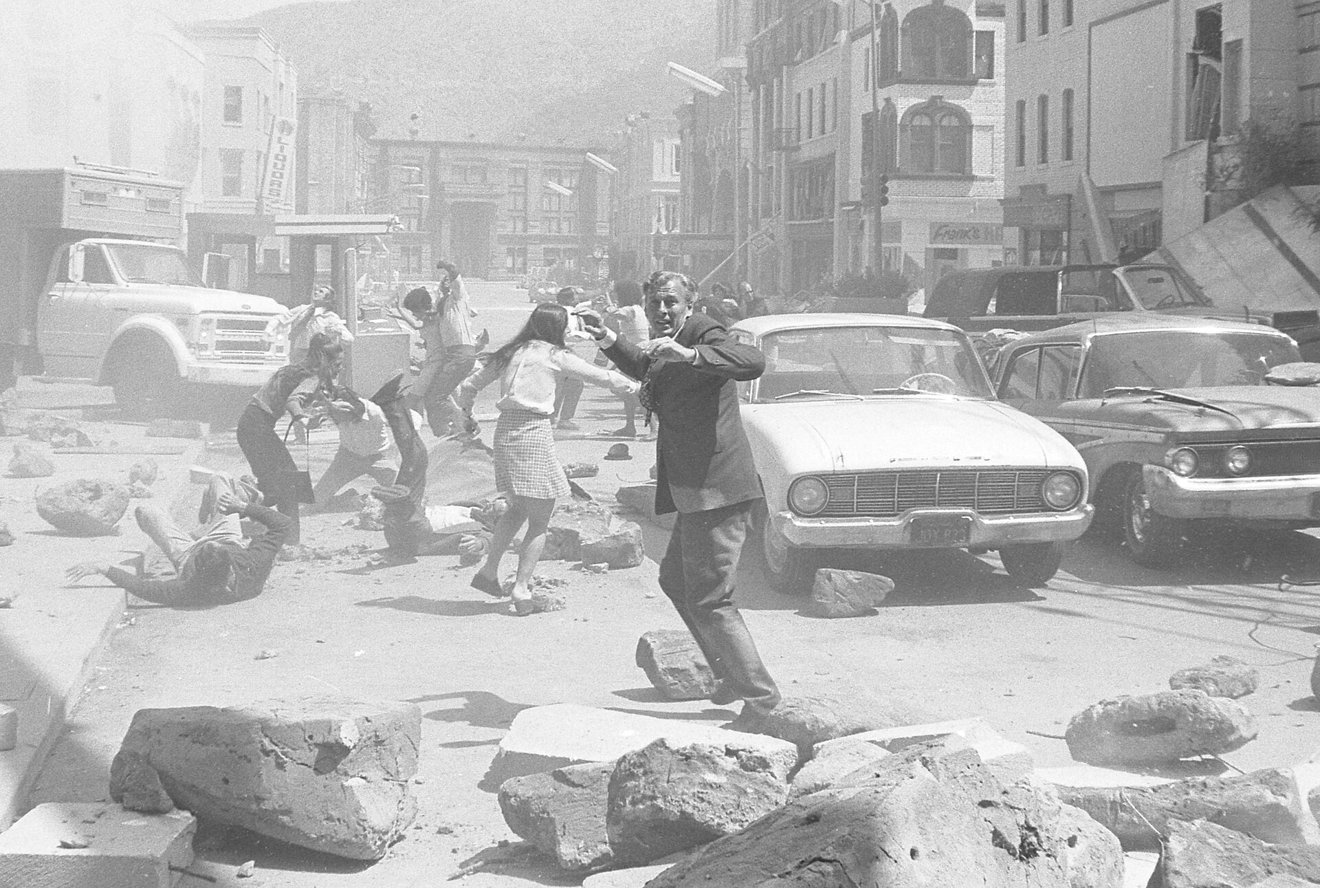 Imagem de referência relacionada a Earthquake, item descrito como filme de 1974 dirigido por Mark Robson