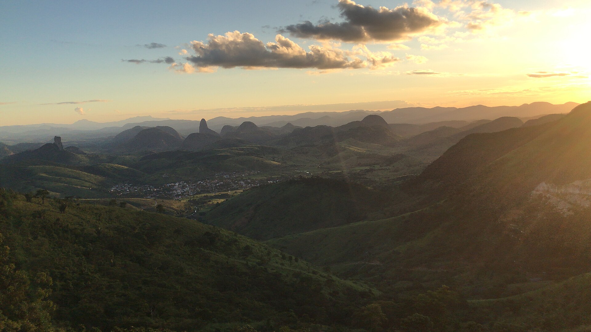 Imagem de referência de Cuparaque, descrito nos dados abertos como município brasileiro do estado de Minas Gerais