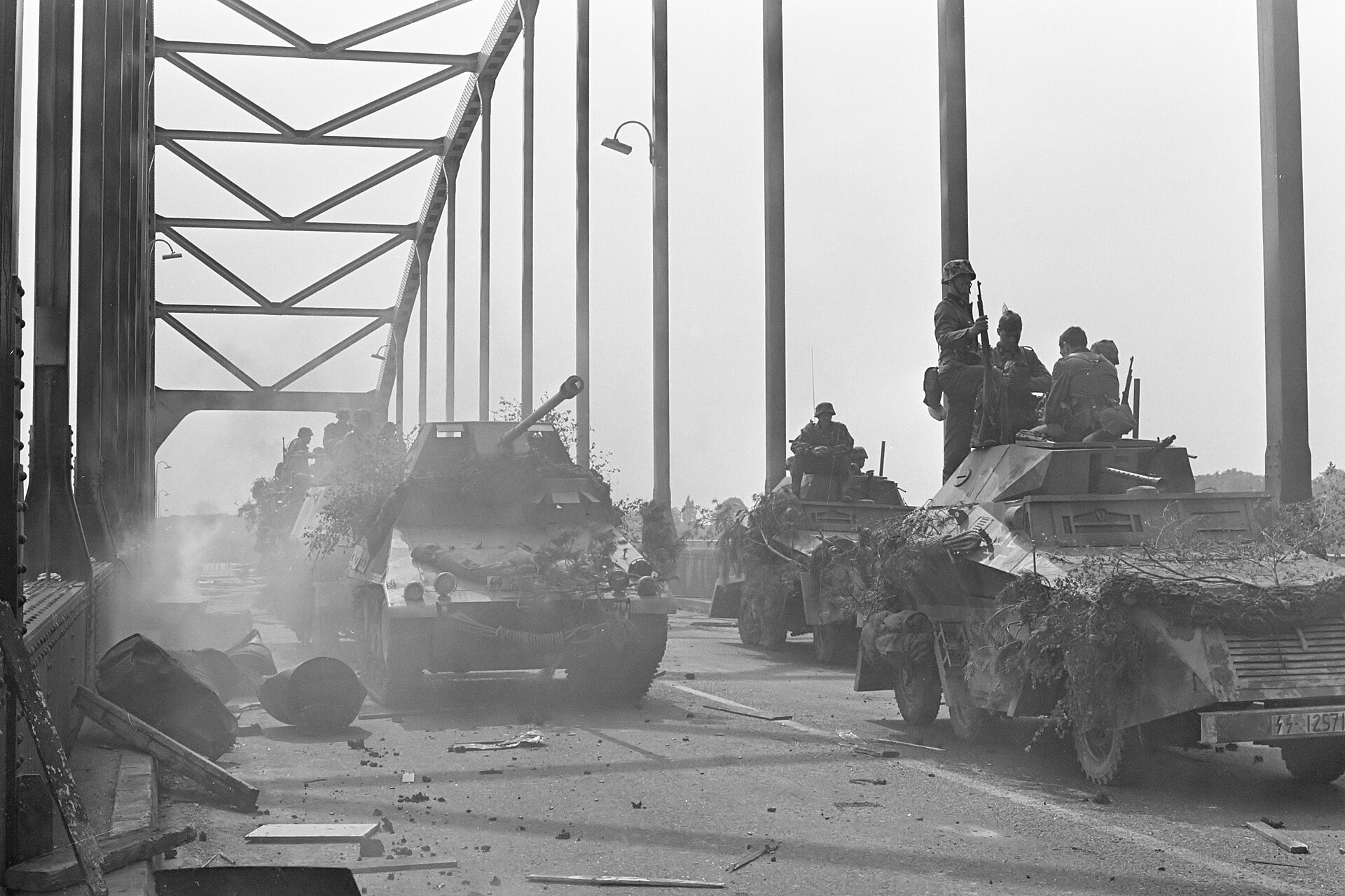 Imagem de referência relacionada a Uma Ponte Longe Demais, item descrito como filme de 1977 dirigido por Richard Attenborough