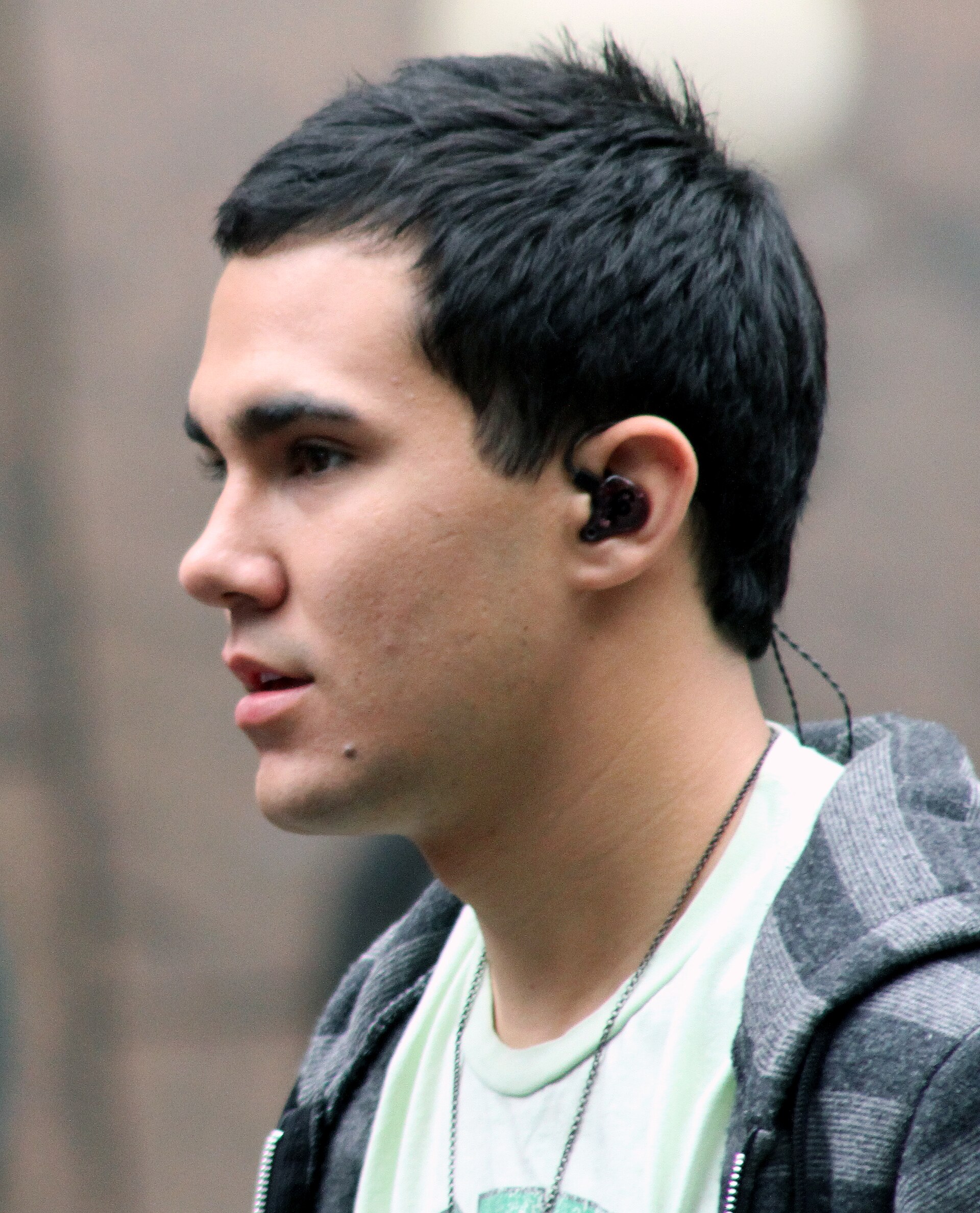 Imagem de referência relacionada a Carlos Pena Jr., item descrito como ator e cantor estadunidense