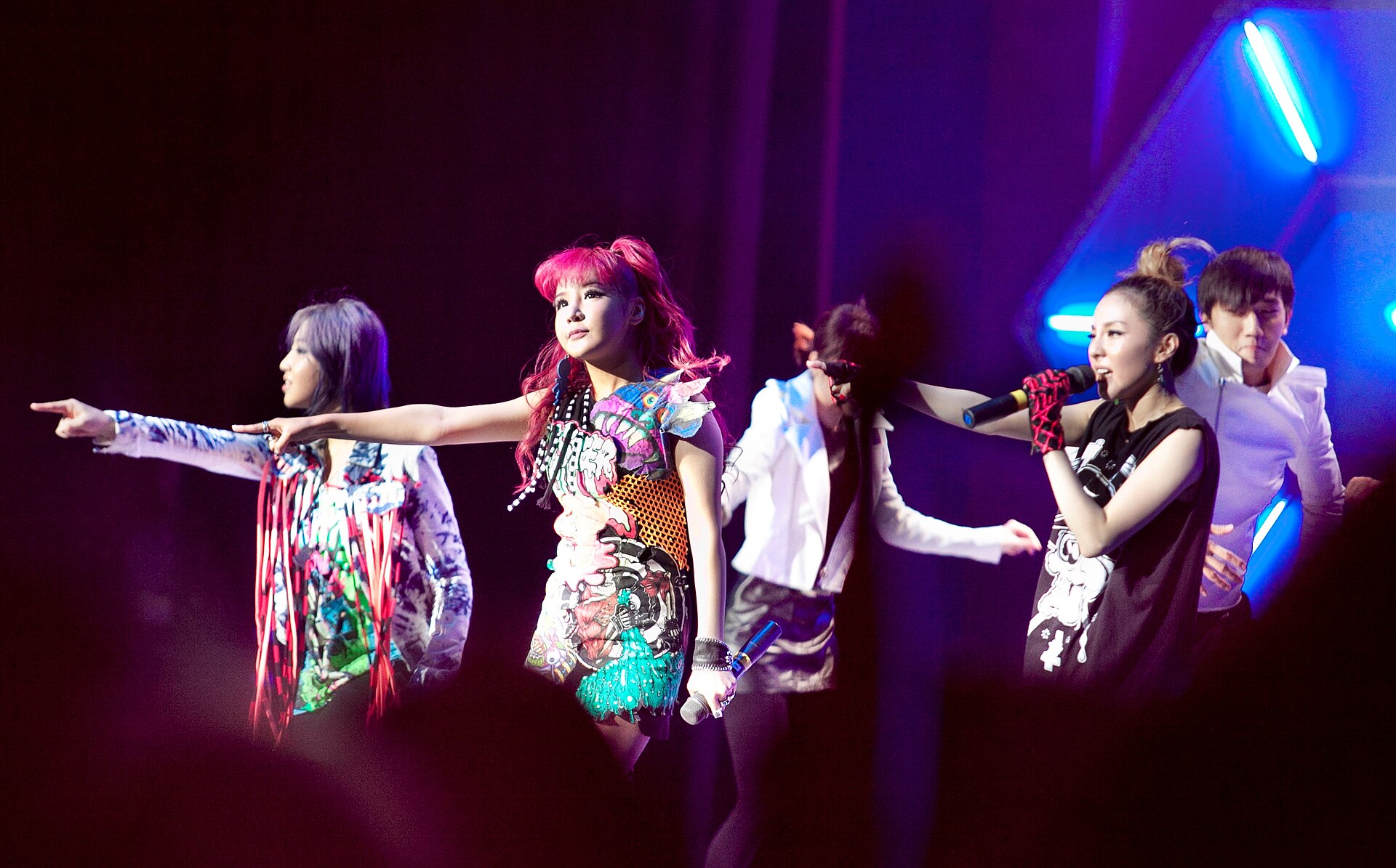 Imagem de referência de 2NE1, descrito nos dados abertos como girl group sul-coreano