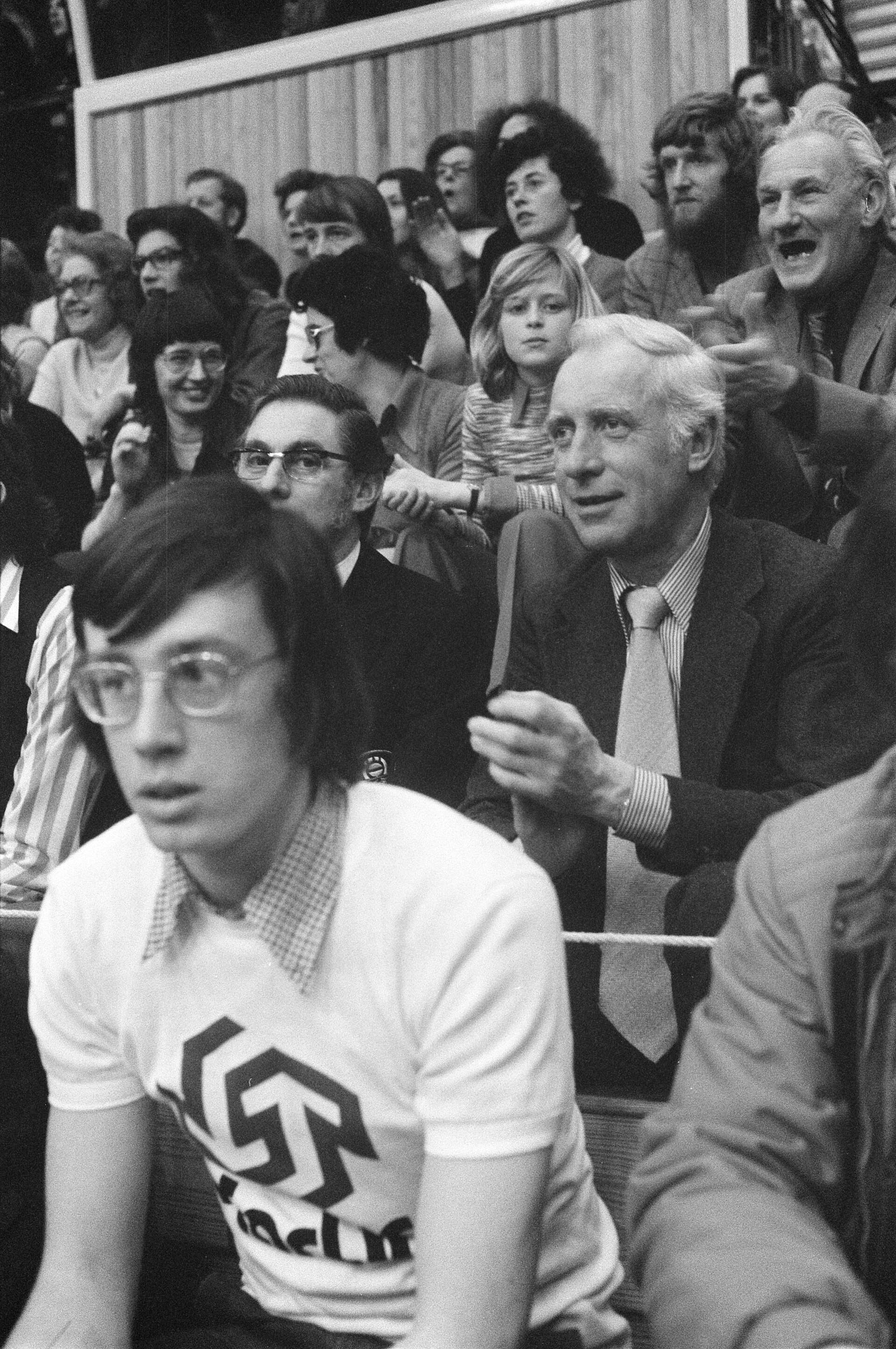 Imagem de referência de Starlift, descrito nos dados abertos como filme de 1951 dirigido por Roy Del Ruth
