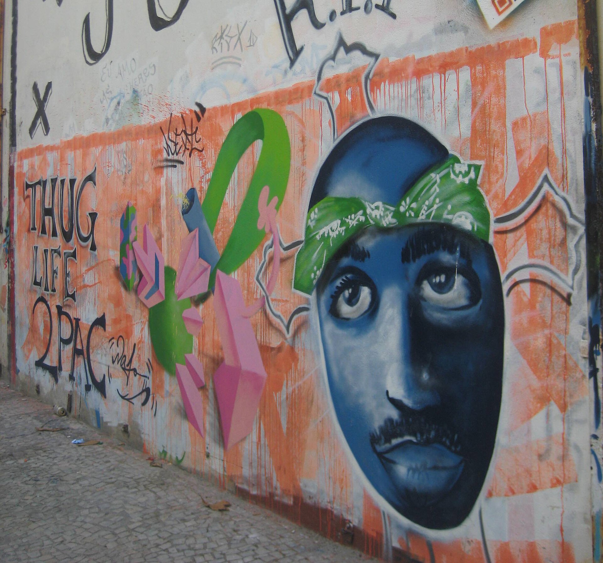 Imagem de referência relacionada a Tupac Shakur, item descrito como rapper norte-americano (1971–1996)