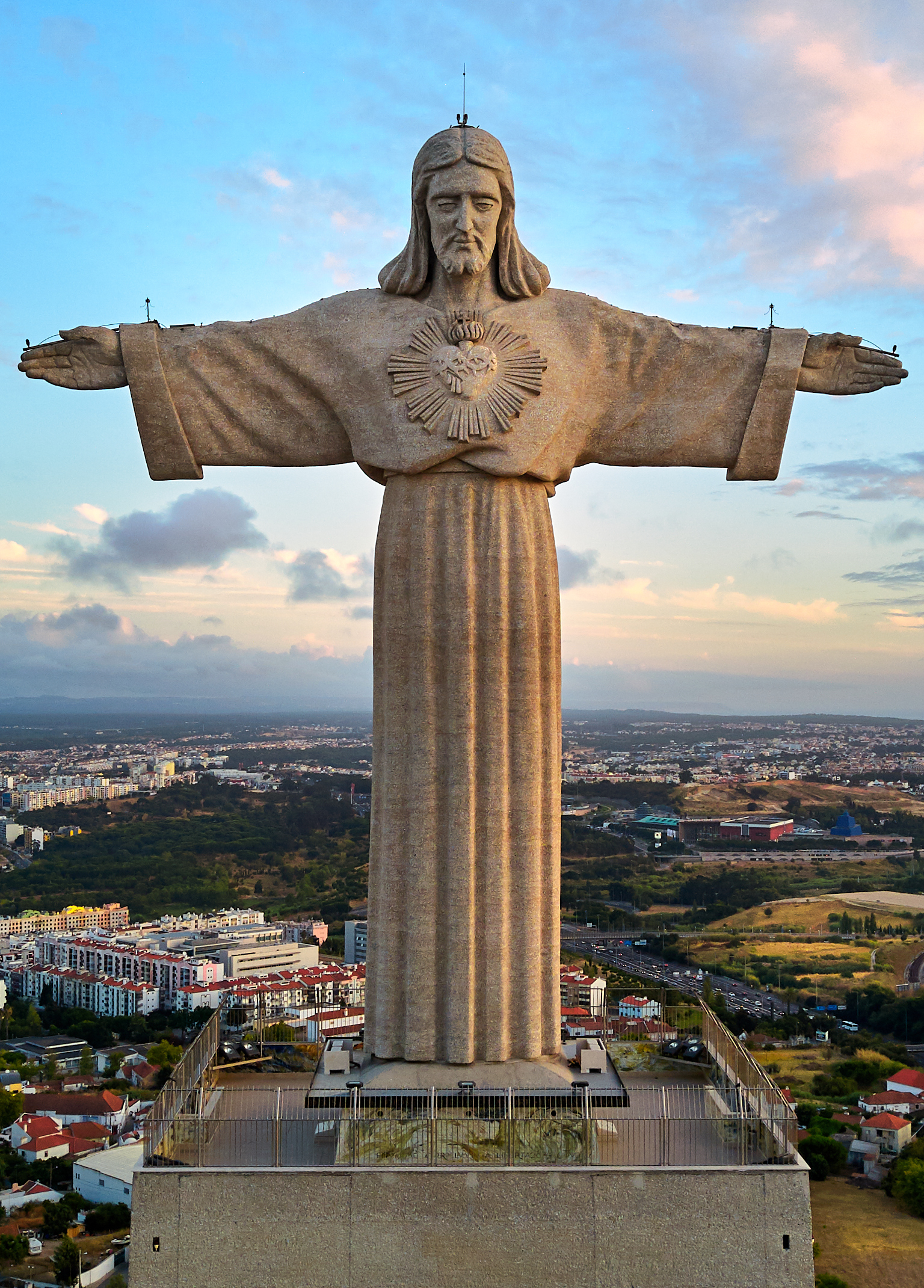 Imagem de referência de Santuário de Cristo Rei, descrito nos dados abertos como monumento e santuário católico dedicado ao Sagrado Coração de Jesus situado em Almada, Portugal