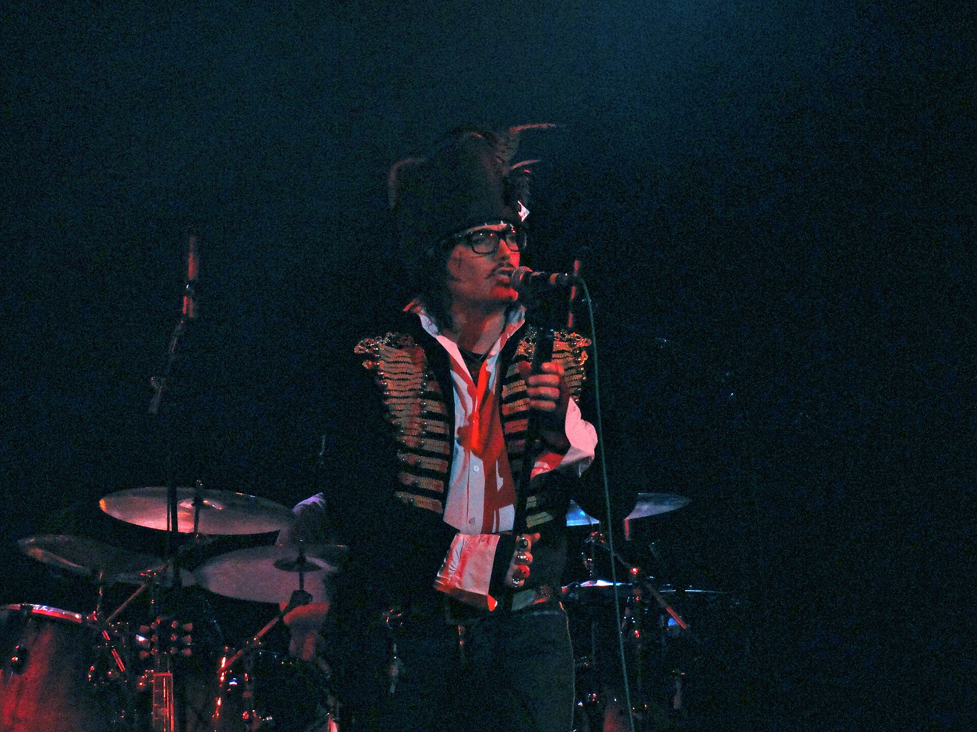 Imagem de referência de Adam Ant, descrito nos dados abertos como cantor e compositor inglês