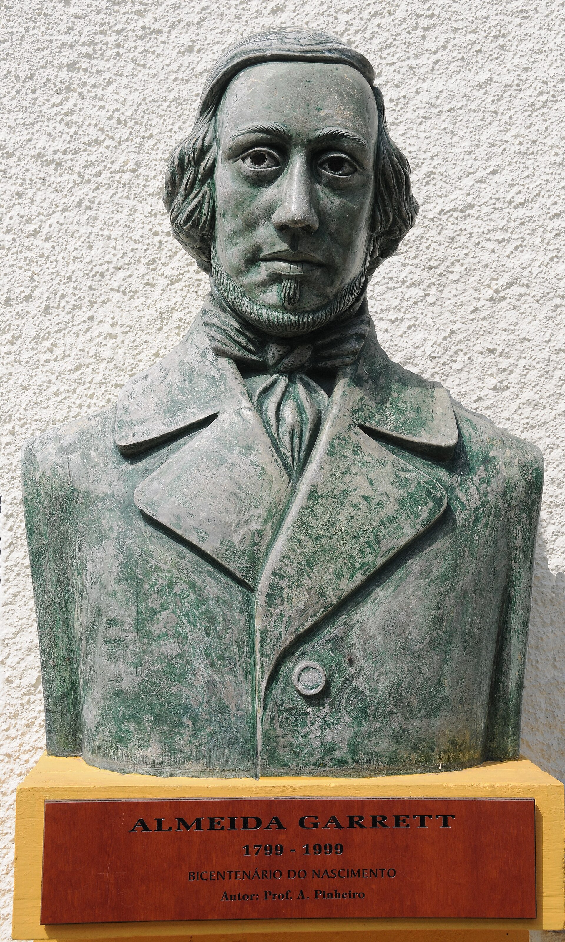 Imagem de referência de Busto de Almeida Garrett, descrito nos dados abertos como busto em Braga, Portugal