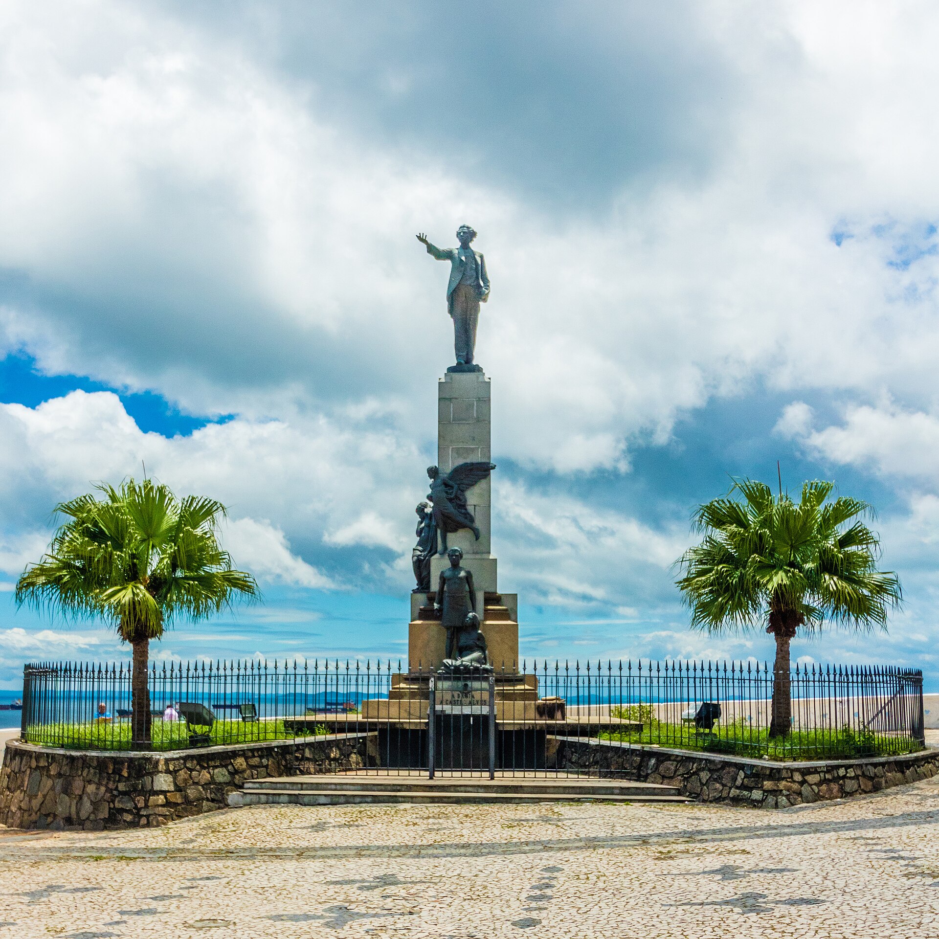 Imagem de referência de Estátua de Castro Alves, descrito nos dados abertos como monumento em Salvador, município capital do estado brasileiro da Bahia