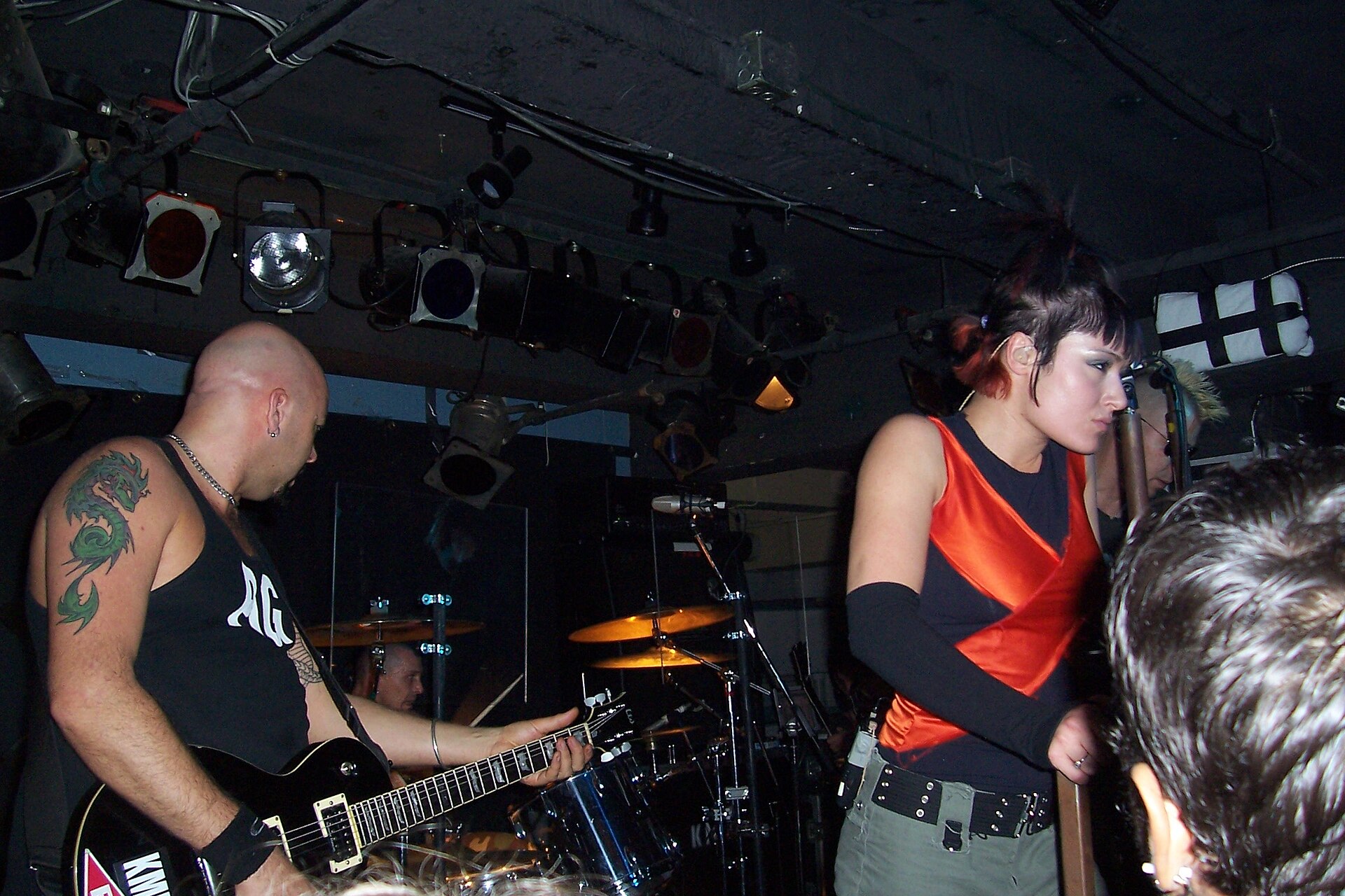 Imagem de referência de KMFDM, descrito nos dados abertos como banda de rock industrial alemã