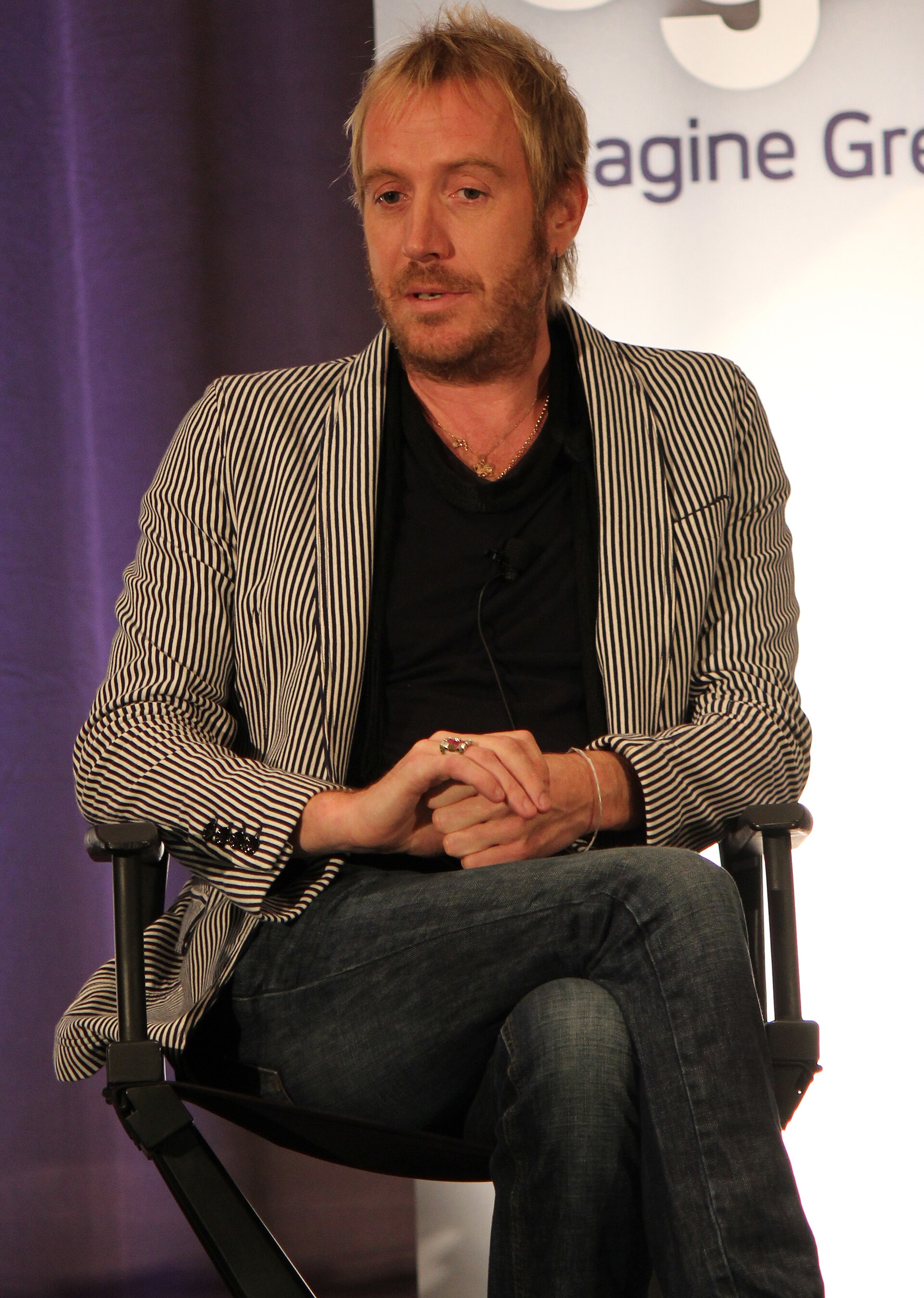 Imagem de referência relacionada a Rhys Ifans, item descrito como ator e músico galês