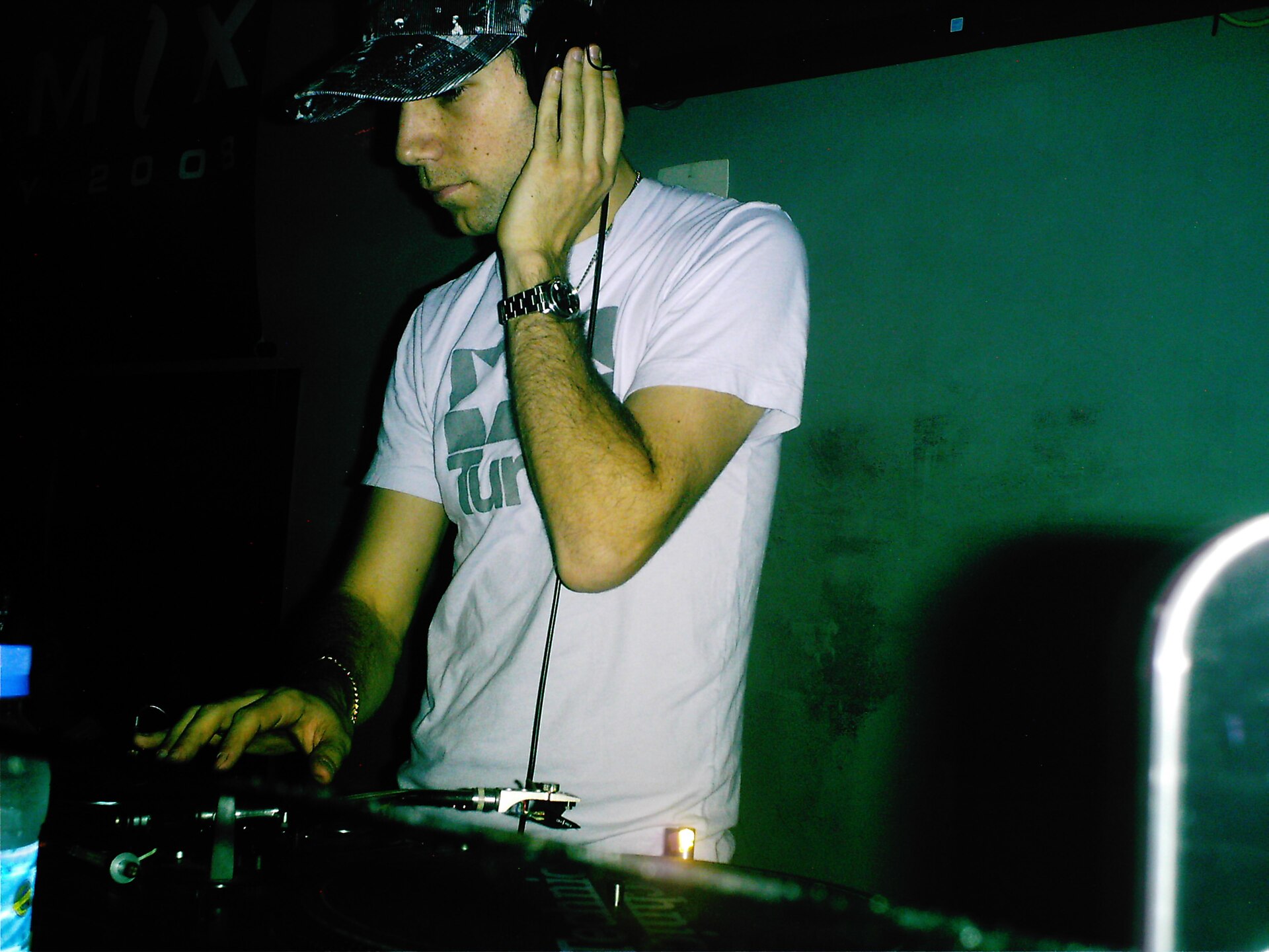 Imagem de referência de Tiga, descrito nos dados abertos como dJ e produtor musical canadense