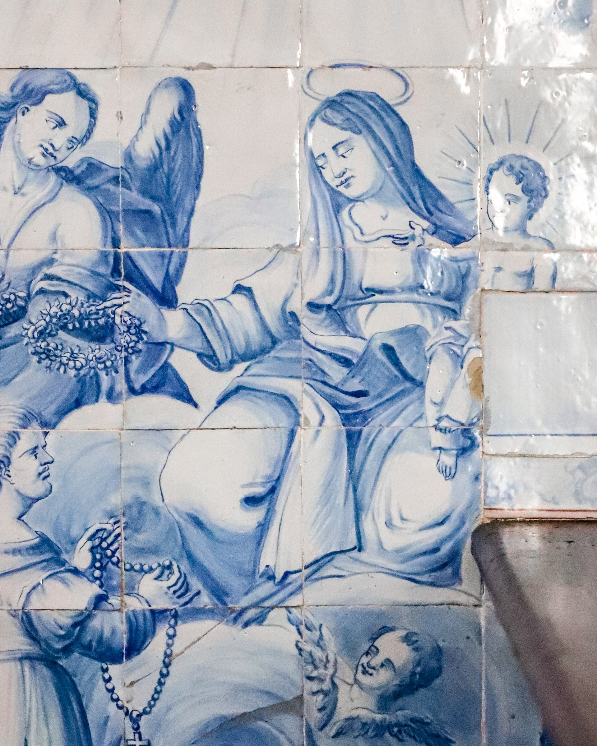 Imagem de referência de Nossa Senhora e anjos dão coroas de flores a três devotas do Rosário, descrito nos dados abertos como painel de azulejos na Igreja de Nossa Senhora do Rosário, Salvador