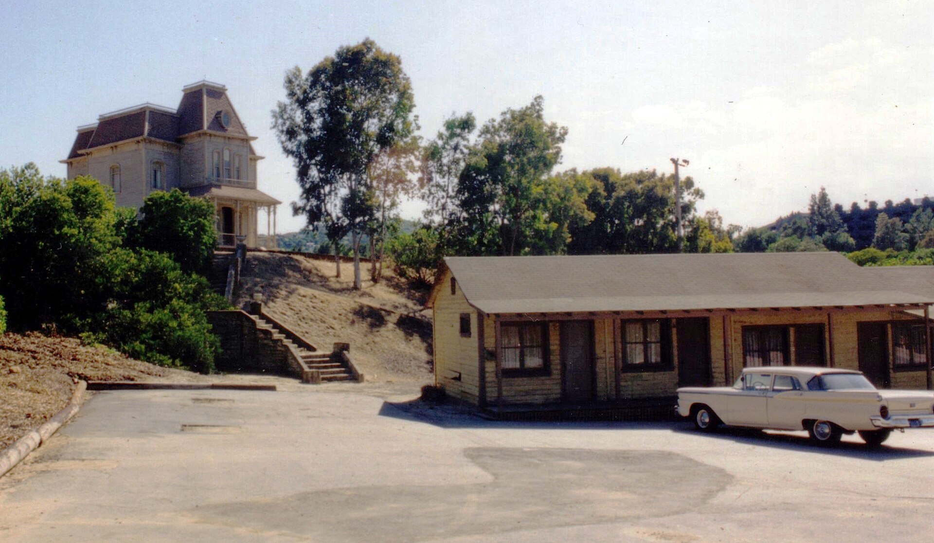 Imagem de referência de Psycho II, descrito nos dados abertos como filme de 1983 dirigido por Richard Franklin