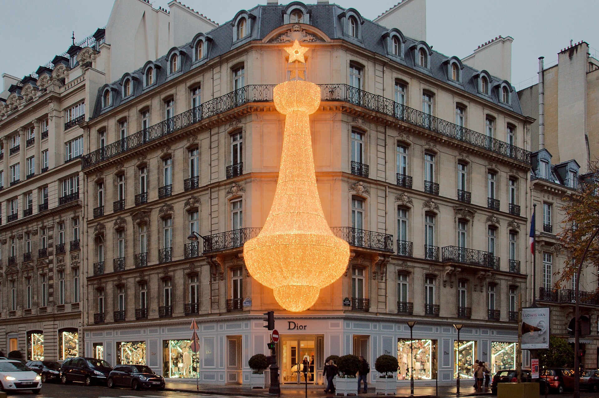 Imagem de referência relacionada a Christian Dior S.A., item descrito como empresa francesa de moda de luxo