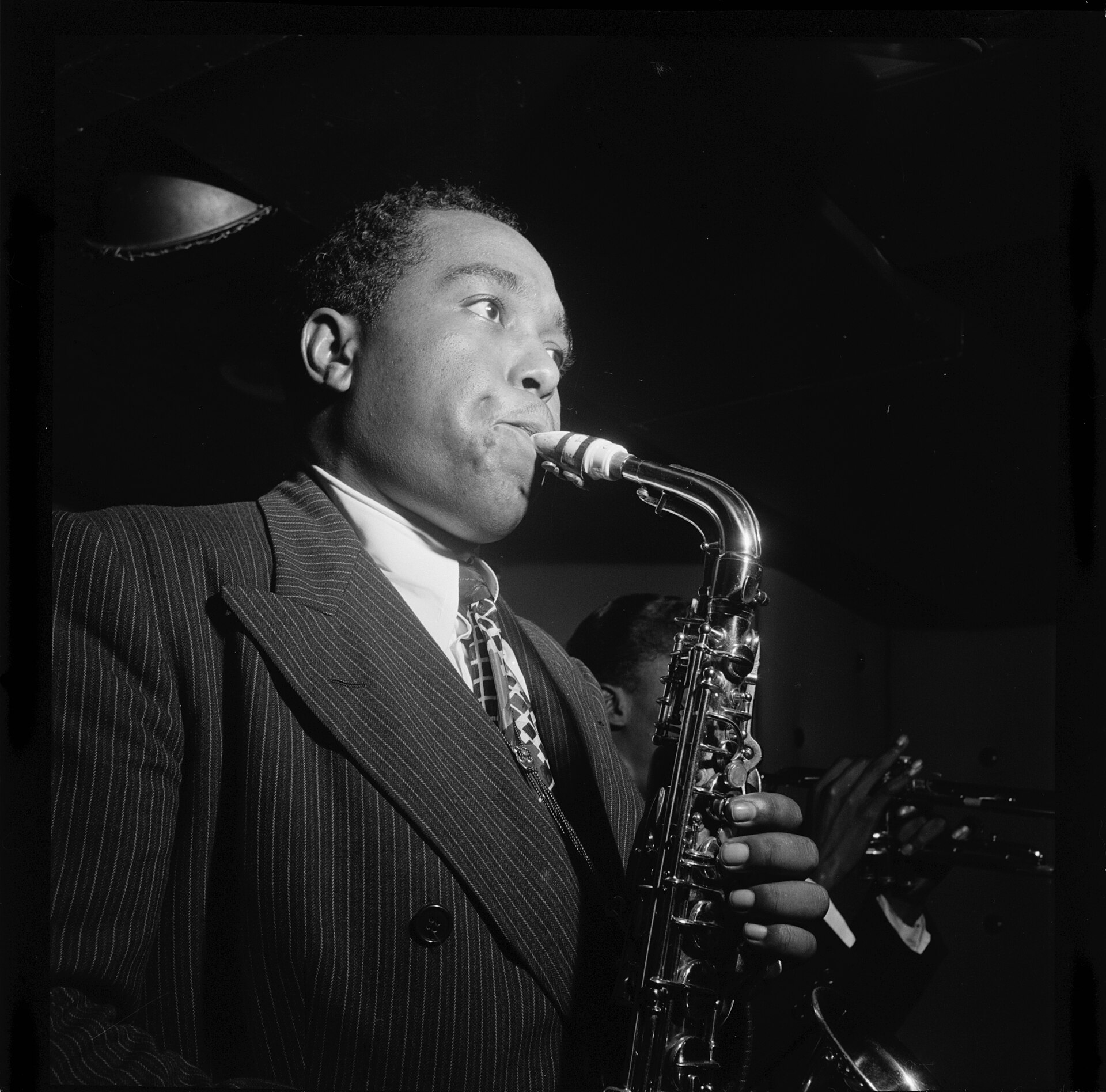 Imagem de referência de Charlie Parker, descrito nos dados abertos como saxofonista e compositor de jazz americano