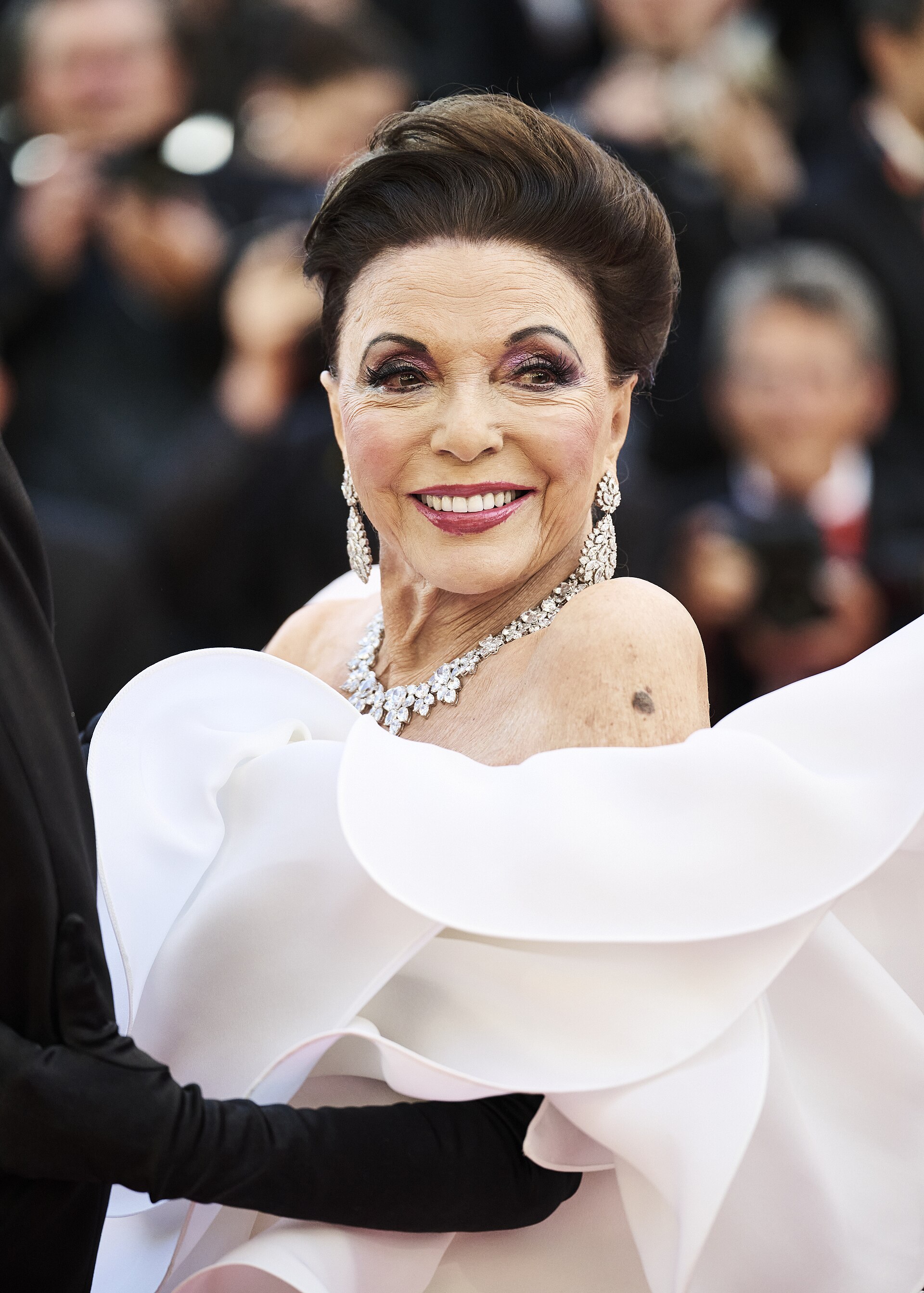Imagem de referência relacionada a Joan Collins, item descrito como atriz e escritora britânica (nascida em 1933)