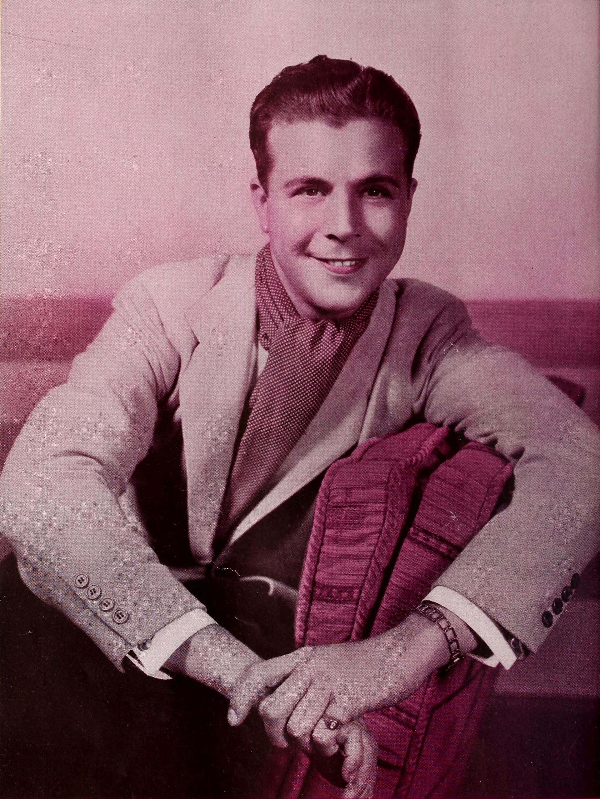 Imagem de referência relacionada a Dick Powell, item descrito como cantor, ator, produtor e diretor de cinema estadunidense (1904–1963)