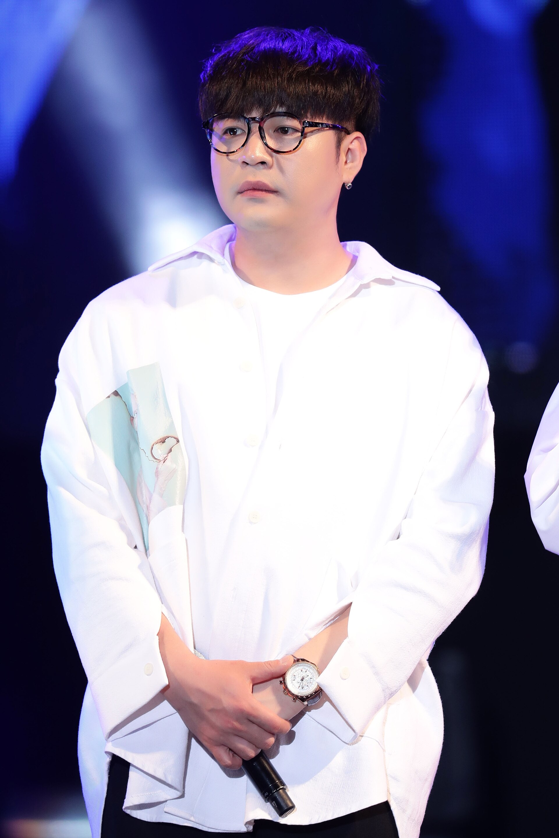 Imagem de referência de Shindong, descrito nos dados abertos como cantor, rapper, dançarino, ator, diretor e apresentador sul-coreano