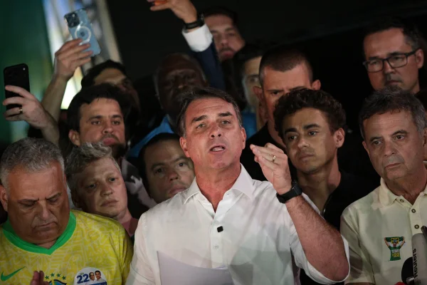 PL faz reunião de emergência após fuga de Flávio Bolsonaro para os EUA