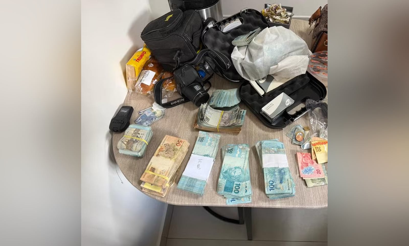 Imagem da matéria: MP apreende R$ 155 mil e US$ 10 mil de carcereiro suspeito de favorecer Milton Leite