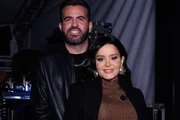 Maraisa e Fernando Mocó posam juntos e sorridentes