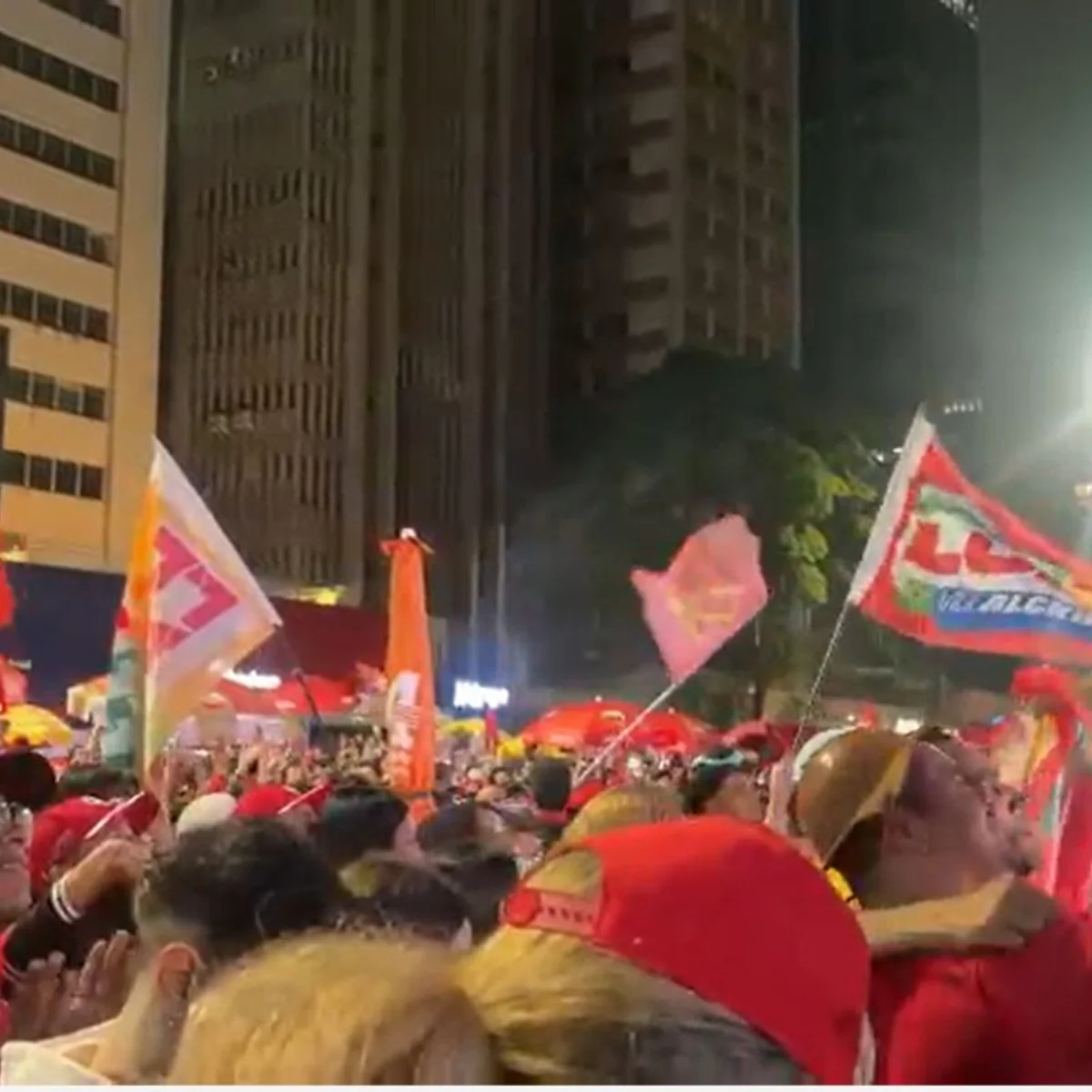 Virada de Lula na apuração gera gritaria e fogos de artifício em São Paulo