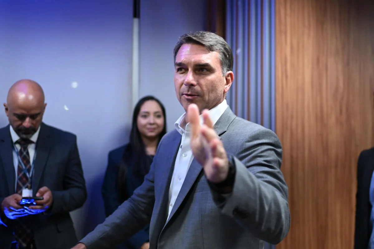 Aliados de Flávio consideram resultado da Quaest "fora da realidade"