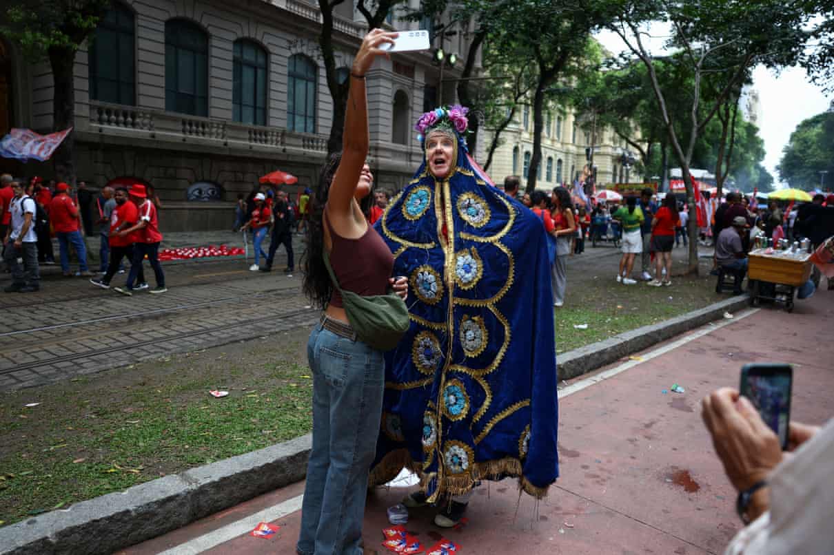A corrida presidencial do Brasil vai para a segunda rodada com Flávio Bolsonaro à frente de Lula, o atual presidente.