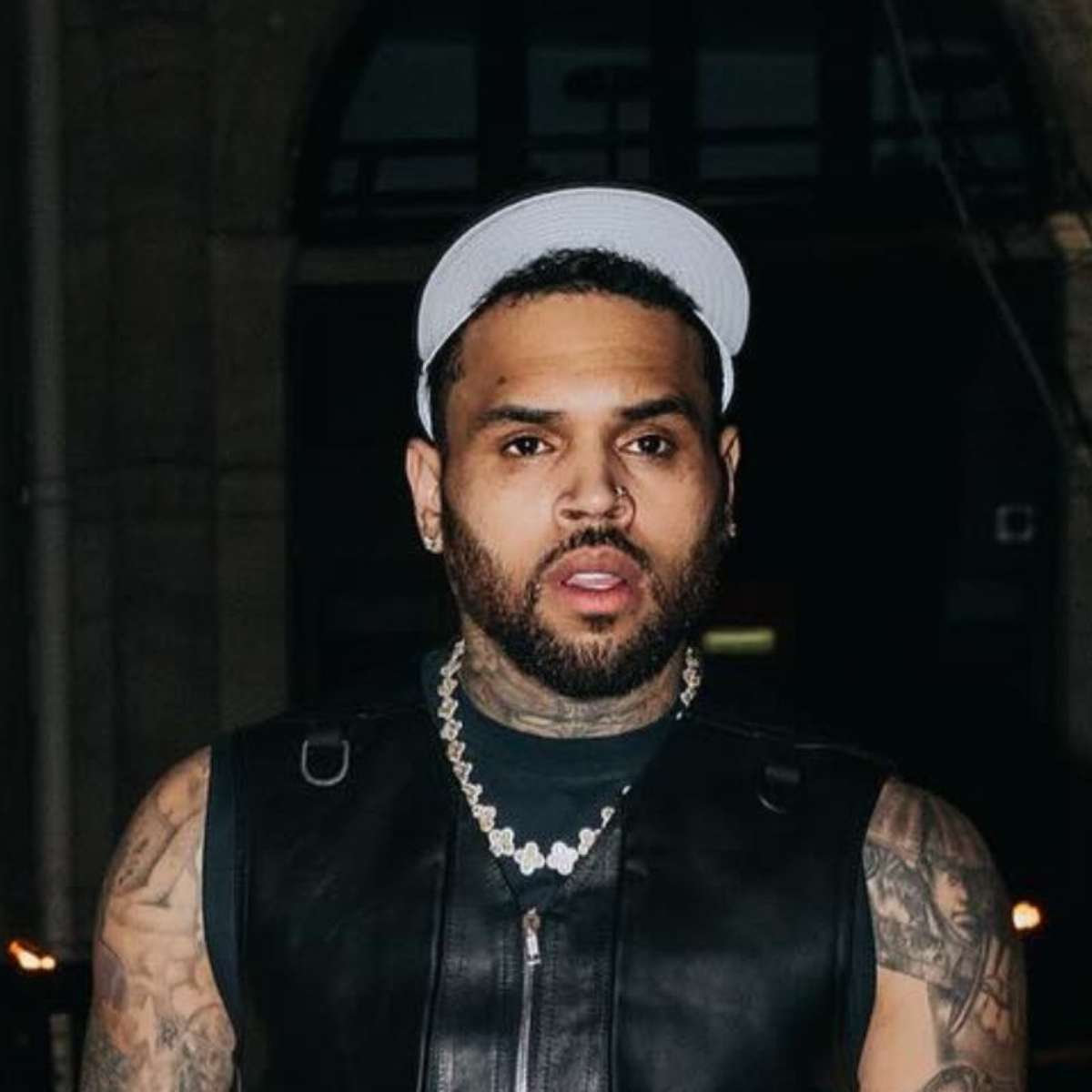 Chris Brown pode ser preso por agredir produtor com garrafa na cabeça em Londres; entenda