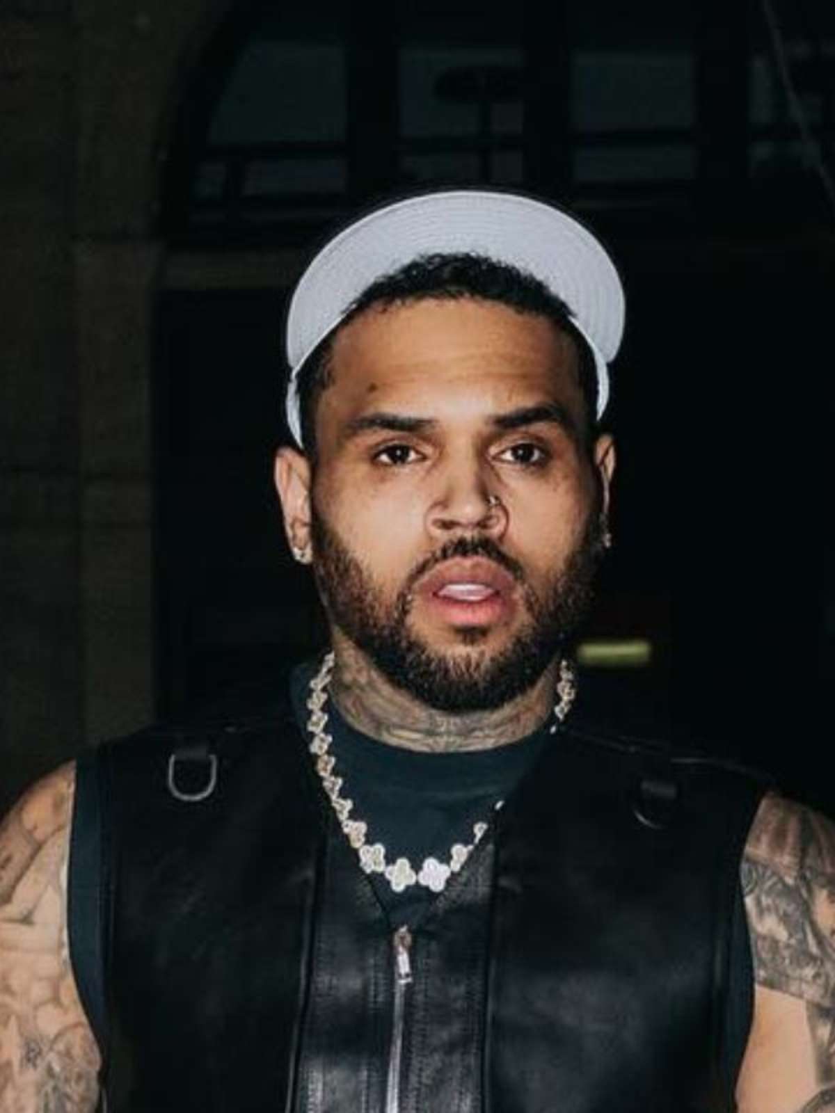 Chris Brown pode ser preso por agredir produtor com garrafa na cabeça em Londres; entenda
