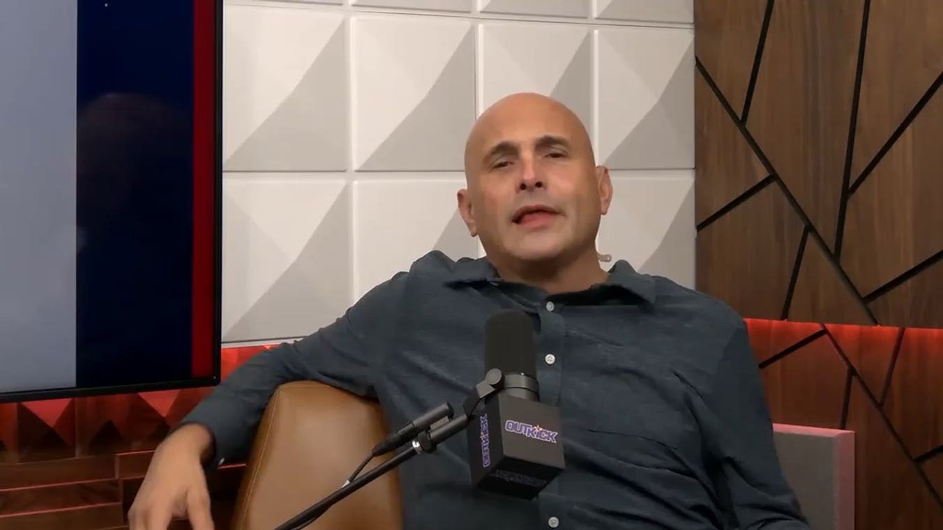 Pete Hegseth realiza o sorteio de moeda entre a Força Aérea e a Marinha após demonstrar suas habilidades de basquete na Academia