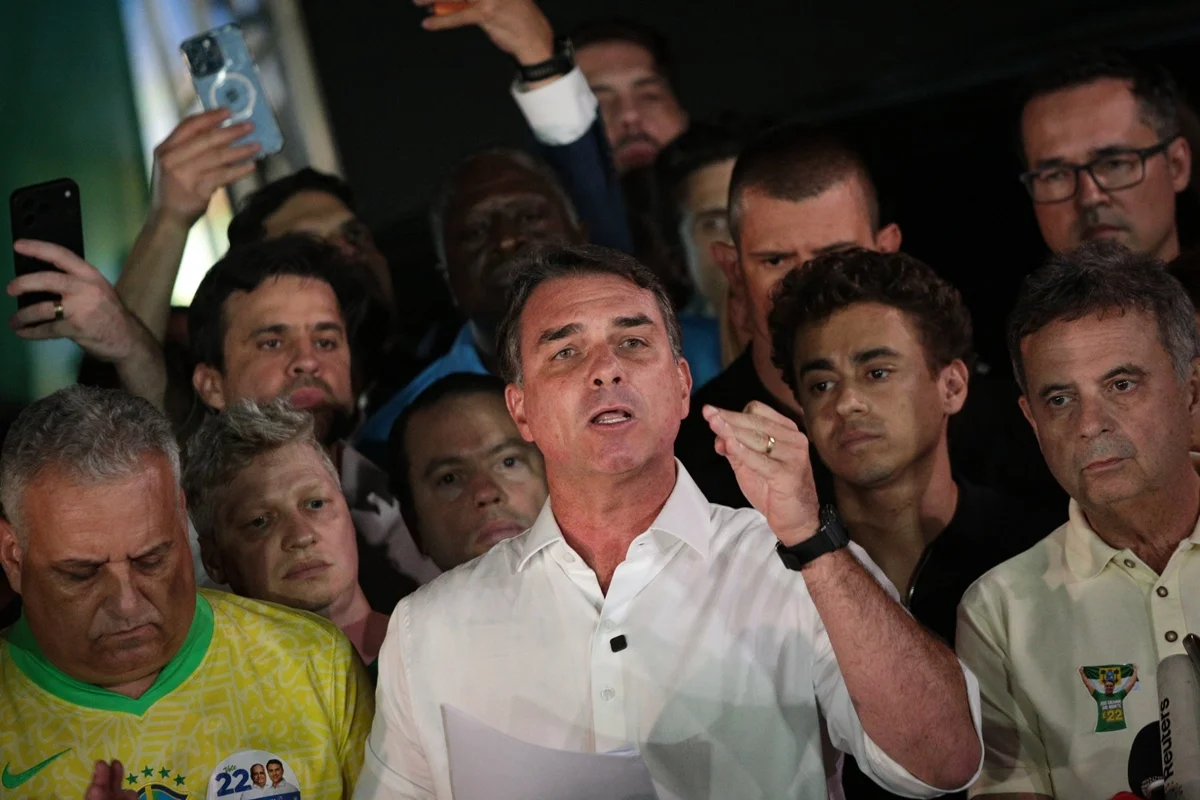 Advogado da "Operação Alba" de Flávio tem histórico de publicar fake news