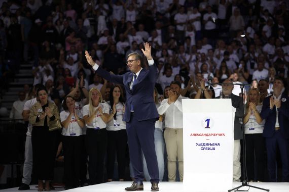 O líder populista sérvio Vucic lança campanha para primeiro-ministro