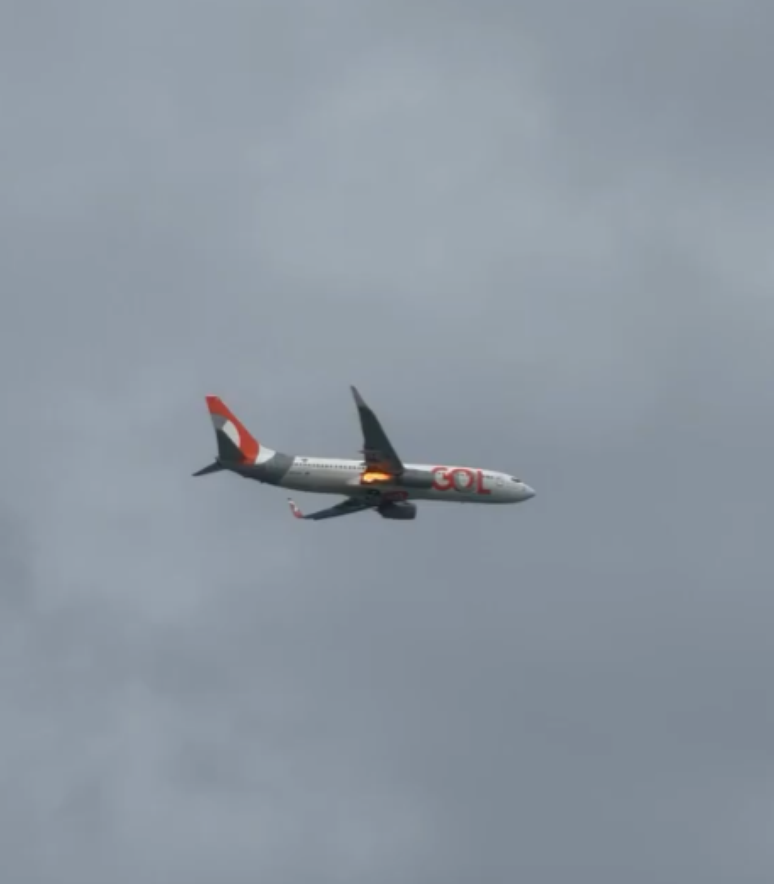 Motor de avião da Gol pega fogo após colisão com pássaro em Recife (PE); aeronave deu voltas em círculos antes de pousar