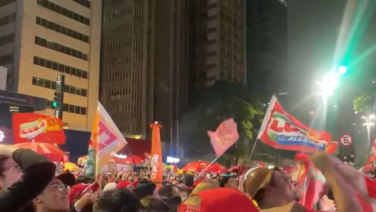 Virada de Lula na apuração gera gritaria e fogos de artifício em São Paulo