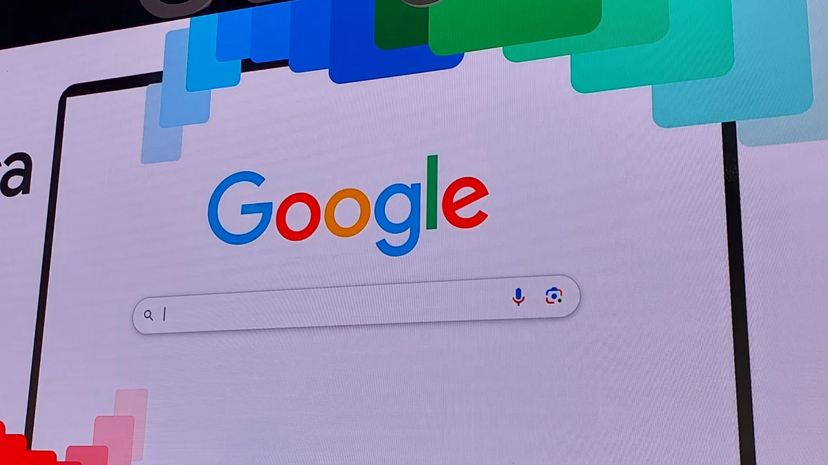 Telão que mostra a interface de busca do Google