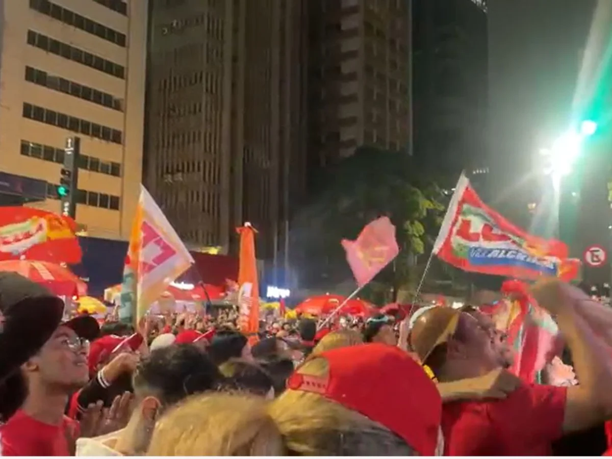Virada de Lula na apuração gera gritaria e fogos de artifício em São Paulo