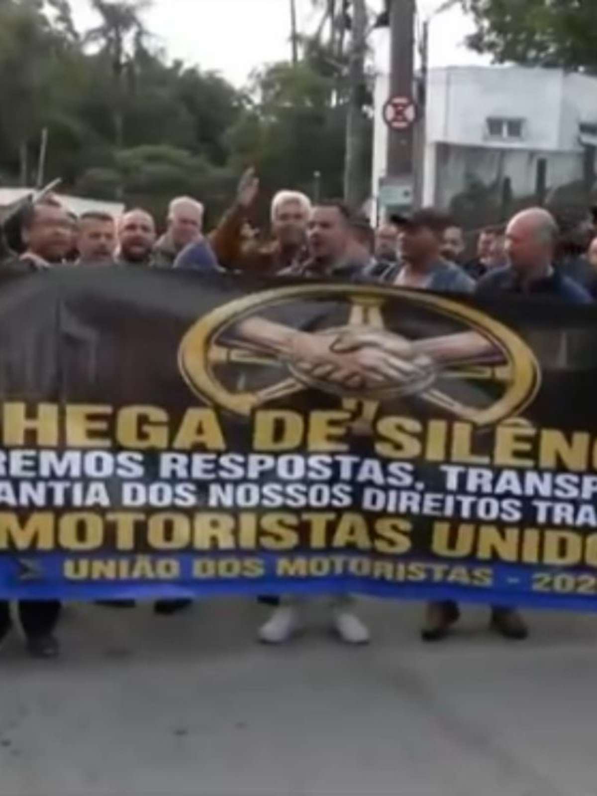 Motoristas de ônibus fazem greve e mais de 200 mil passageiros são afetados em SP