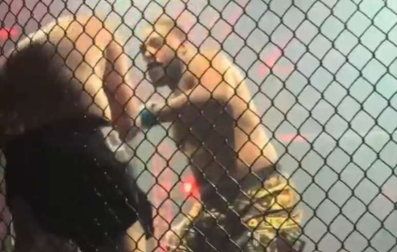 Filho de ex-campeão do UFC é nocauteado em luta amadora de MMA