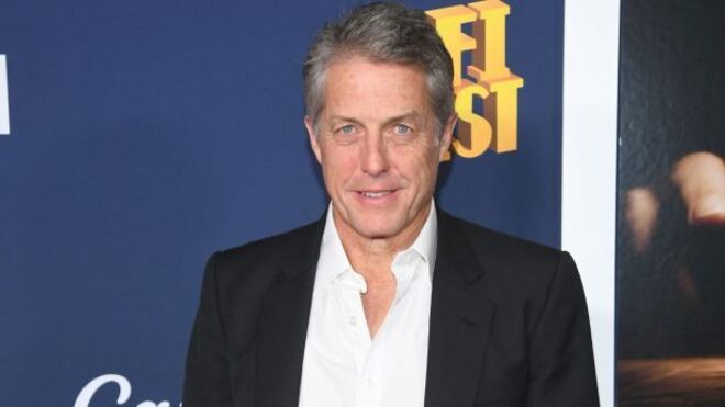 Hugh Grant recusou US$ 750 mil por episódio para substituir Charlie Sheen em “Two and a Half Men”, revela Chuck Lorre