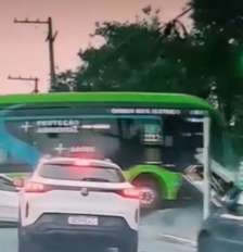Ônibus elétrico desgovernado atinge ao menos seis veículos no Jabaquara, em São Paulo Foto: Reprodução / Portal DJA via Instagram