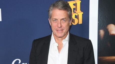 Hugh Grant recusou US$ 750 mil por episódio para substituir Charlie Sheen em “Two and a Half Men”, revela Chuck Lorre