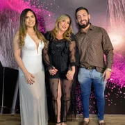 Djidja Cardoso, a mãe e o irmão posam juntos e sorridentes