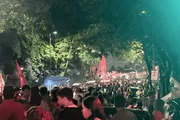 Apoiadores comemoram reeleição de Lula na Av. Paulista neste domingo (25/10).